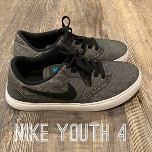 Nike Shoes Youth 4